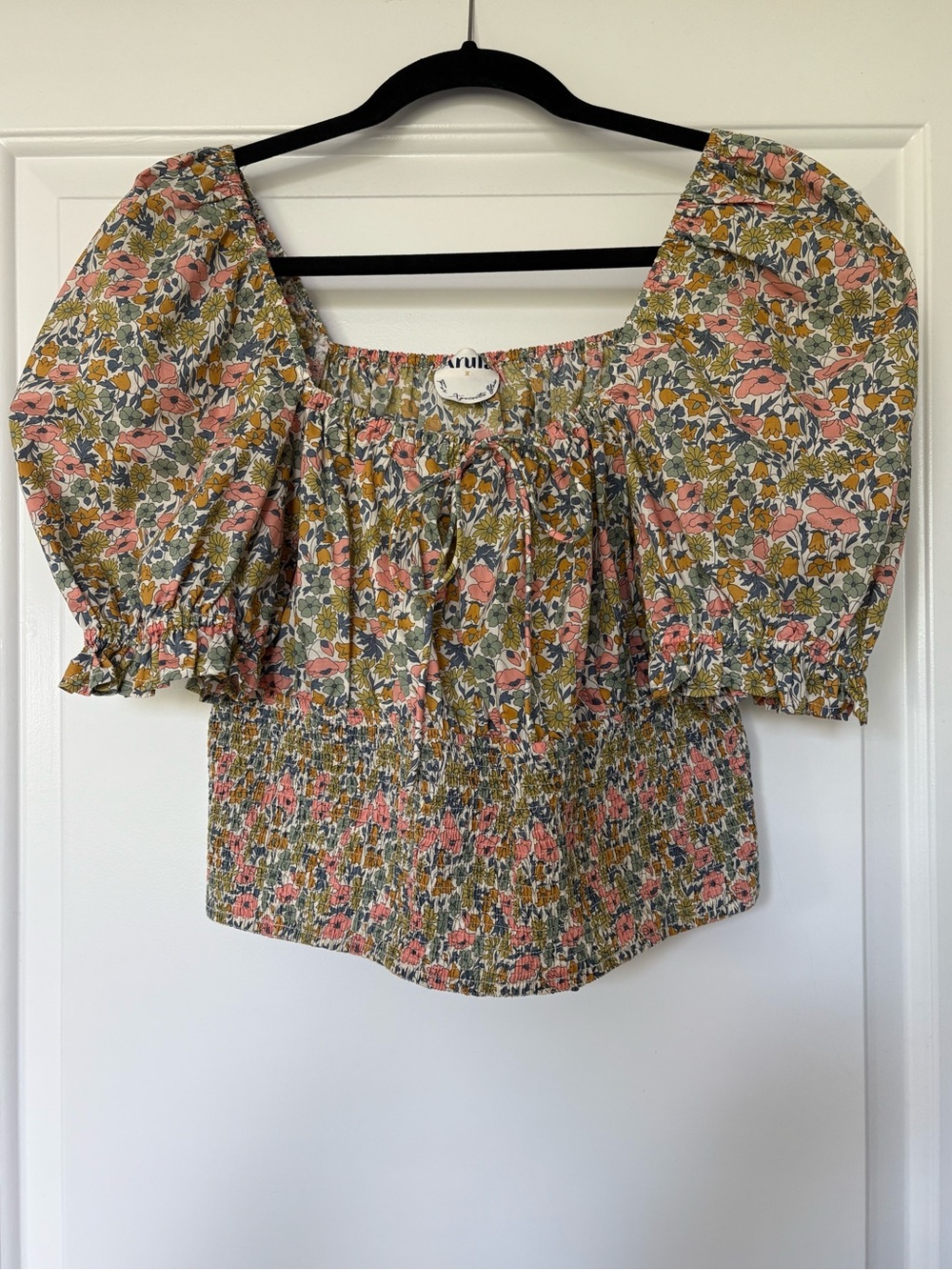 ARULA Pink and Olive Floral Smocked Puff-Sleeve Crop Top